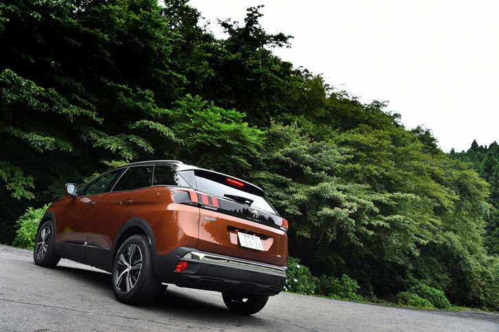 外観における、「GT」系のグレードと「アリュール」系のグレードの差は、一部のメッキ装飾の有無やホイールデザインの違い程度となっている。