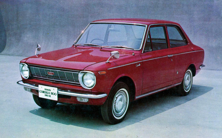 「トヨタ・カローラ1100デラックス」。「サニー」など1000cc級のモデルに対して「プラス100ccの余裕」をキャッチフレーズに掲げた、スポーティーでデラックスな大衆車としてヒット。やがて同門の「コロナ」に代わってベストセラーとなった。