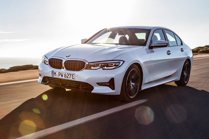 日本で初めてハンズオフ機能が採用されたのは「BMW 3シリーズ」で、2019年夏以降の販売車から搭載された。