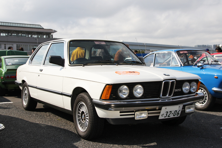 1982年「BMW 320/6A」。すっかり見かけなくなってしまった初代「3シリーズ」（E21）。ライトシックスと呼ばれる2リッター直6 SOHCエンジンを搭載。