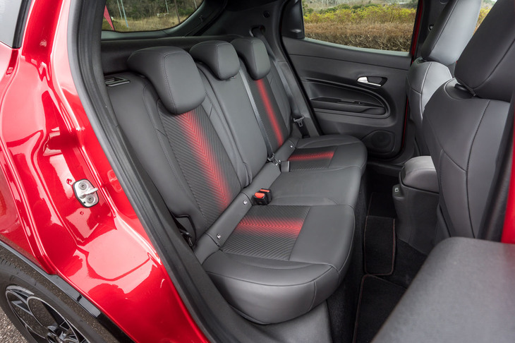 6：4の分割可倒式リアシートには、前席と同様の赤いアクセントを採用。フロントセンターコンソールの背面には、USB Type-Cポートが1口装備される。