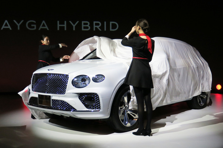 アンベールされる「ベンテイガ ハイブリッド」。