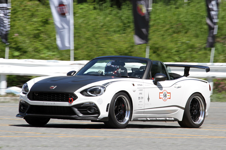 早くもモデイファイされて登場した「アバルト124スパイダー」。これを含めて5台が参加した。