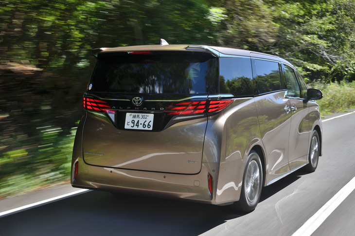 2.5リッターハイブリッドはシステム最高出力250PSを発生。車重2230kgのヘビー級でありながらWLTCモード燃費は17.5km/リッターを誇る。