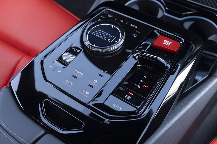 マットな質感の赤いスタート／ストップボタンが主張するセンターコンソール。「セットアップ」や「Mハイブリッド」などのスイッチは触覚フィードバック付きのタッチ式だ。