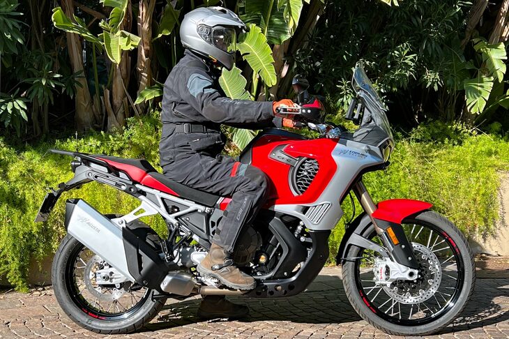 身長179cmの筆者がまたがったところ。ローで850mm、ハイで870mmとシート高はかなり高めだが、車体がスリムなこともあり、そこまで足つきが厳しい印象はなかった。