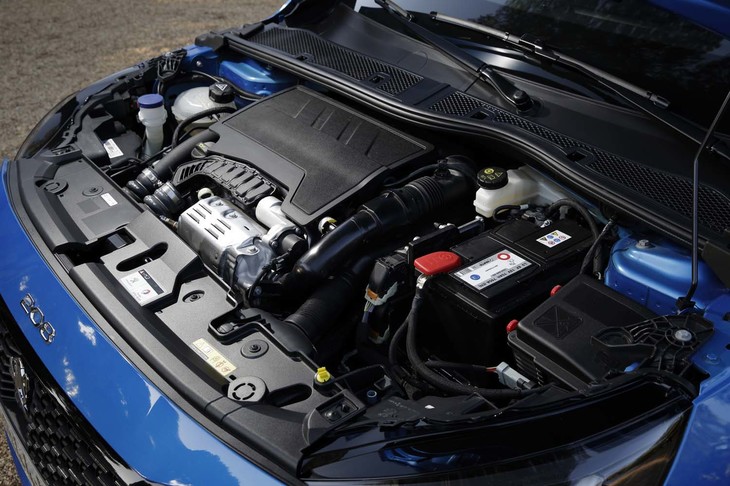 最高出力130PSを発生する「208 GTライン」の1.2リッターピュアテックエンジン。日本には同排気量の100PS仕様が導入される見込み。