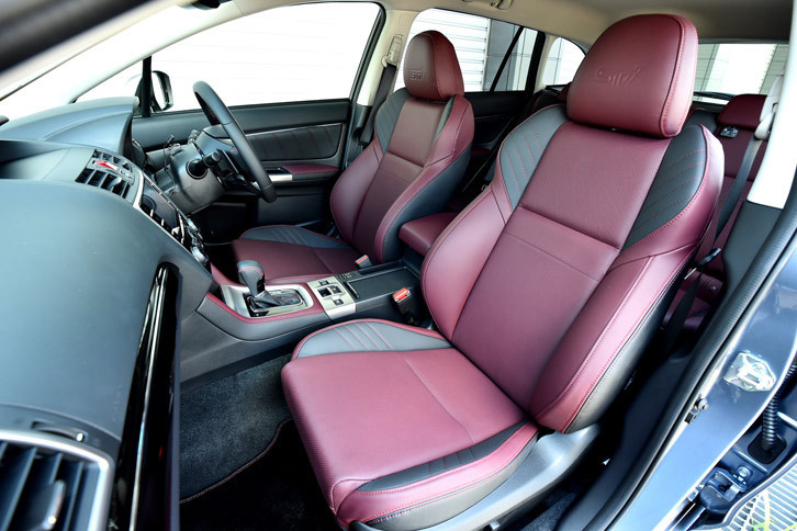 ボルドーとブラックの専用本革シート。センターコンソールやドアトリムなどにも、アクセントとしてボルドーが使われている。