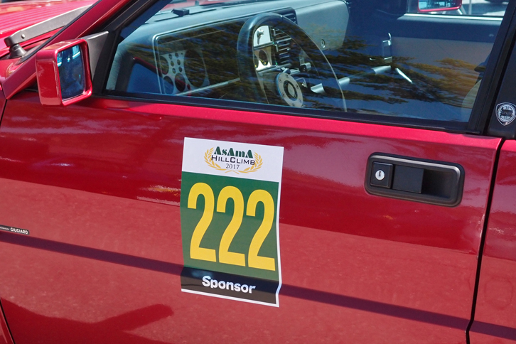 浅間ヒルクライムの参戦車両は、ボンネットと左ドア（写真）の計2カ所にゼッケンを貼り付ける。「222」のぞろ目が、ちょっとうれしい。
