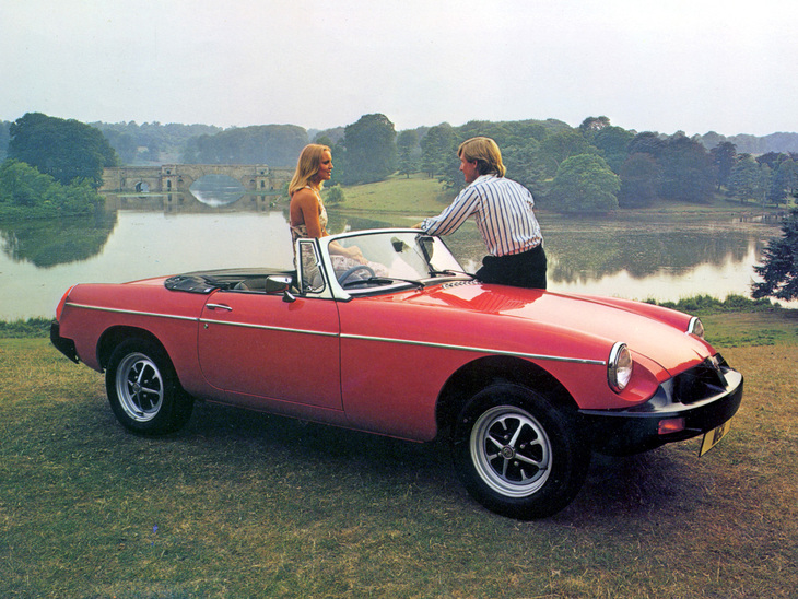 「MGB」。1962年から1980年までにシリーズ総計52万台以上がつくられたスポーツカーの成功作。写真は北米の安全基準に合わせて大型バンパー（通称ラバーまたはウレタンバンパー）を装着した1974年以降のモデル。