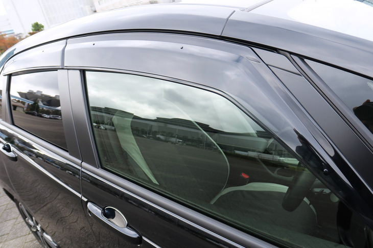 ホンダ・フィット e:HEV RS ホンダアクセス用品装着車（ドアバイザー）