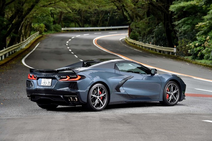 【シボレー・コルベット コンバーチブルのスペック】
	ボディーサイズ：全長×全幅×全高＝4630×1940×1220mm／ホイールベース：2725mm／車重：1700kg／駆動方式：MR／エンジン：6.2リッターV8 OHV 16バルブ／トランスミッション：8段AT／最高出力：502PS（369kW）/6450rpm／最大トルク：637N・m（65.0kgf・m）/5150rpm／タイヤ：（前）245/35ZR19 89Y／（後）305/30ZR20 99Y（ミシュラン・パイロットスポーツ4 S）／燃費：シティー＝16mpg（約6.8km/リッター）、ハイウェイ＝24mpg（約10.2km/リッター）（米国EPA値）／価格：1550万円
	
	【取材時の燃費データ】
	テスト距離：261.9km（市街地1：高速道路7：山岳路2）／使用燃料：39.9リッター（ハイオクガソリン）／参考燃費：6.6km/リッター（満タン法）／7.5km/リッター（車載燃費計計測値）