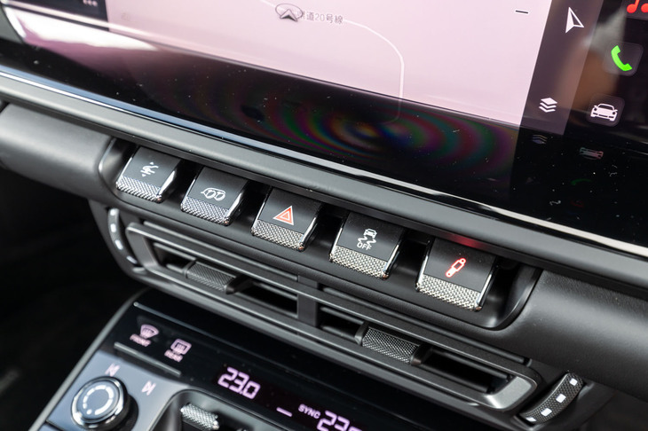 サスペンションやエキゾーストシステムなどのスイッチはセンターディスプレイ下部に水平にレイアウトされる。
