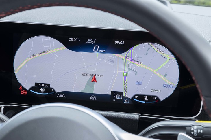 右のスクリーン（メーターパネル）に地図を大きく表示したところ。左のディスプレイとは縮尺の違う地図を表示できるのがうれしい。