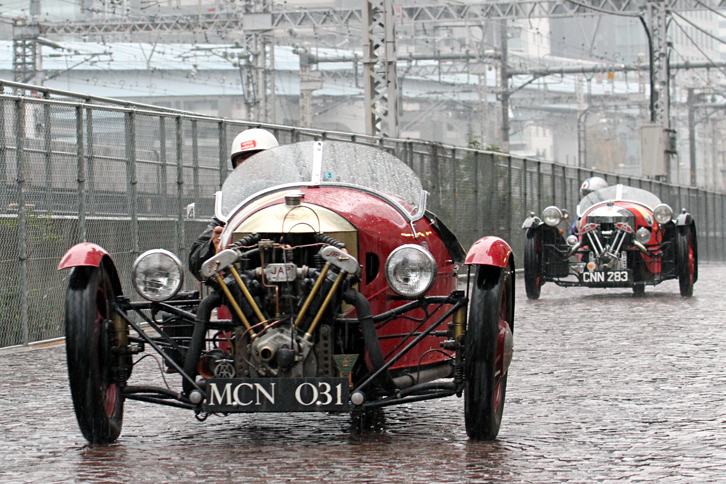 1933年と1936年の「モーガン・スーポースポーツ」。Vツインエンジンを積んだ三輪スポーツカーである。
