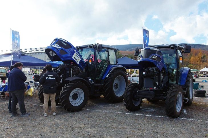 先導用にトラクターを提供していた、ヰセキもブースを出展していた。（写真＝webCG）