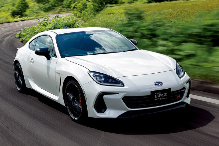 「スバルBRZ」の「アプライドC型」（写真）では、スバル初となるMT車向けの運転支援システム「アイサイト」の採用がトピック。
