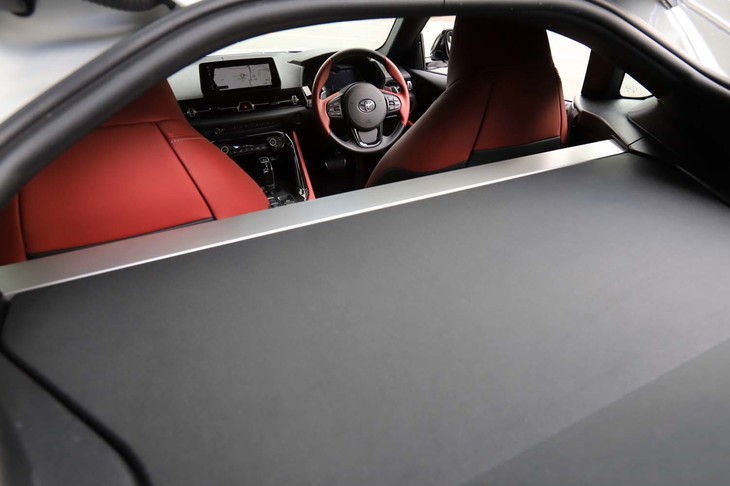 キャビン側（写真奥）と荷室側（同手前）を隔てるガラスはなく、ひとつながりの空間になっている。