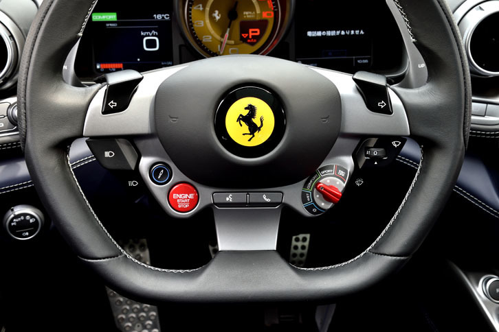 エアバッグが小型化されたことにより、ステアリングもよりコンパクトなものへ変更された。スポーク上に設けられたウインカースイッチの形状なども変更されている。