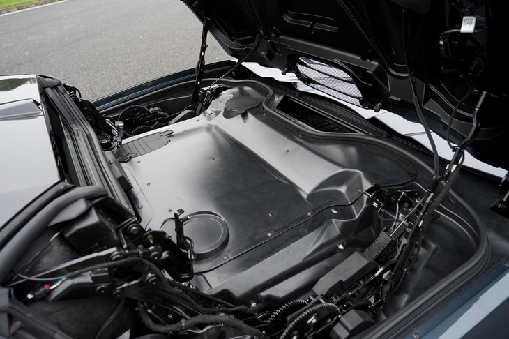 リアカウルの下はご覧のとおり。クーペではカウル越しにV8エンジンの姿を拝めたが、「コンバーチブル」にはそういった演出はない。