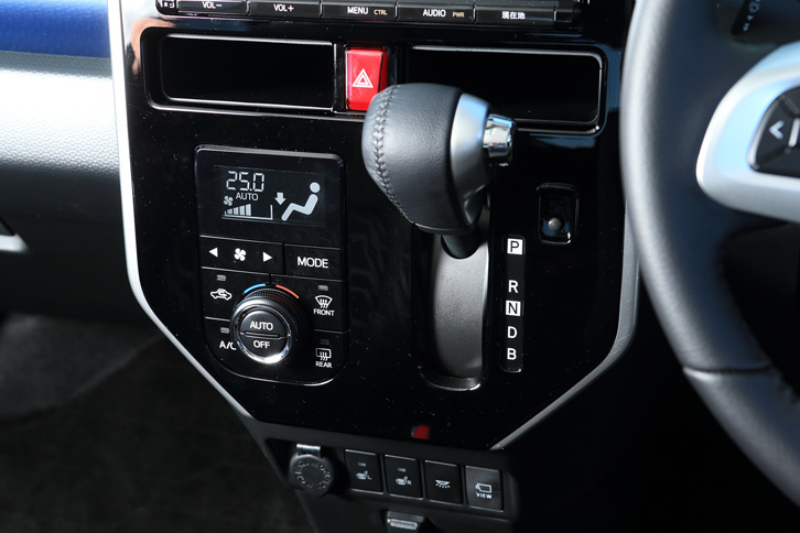 センタークラスターに備わるCVTのシフトセレクター。「X」「X“S”」の2グレードを除く全車にオートエアコンが装備される。