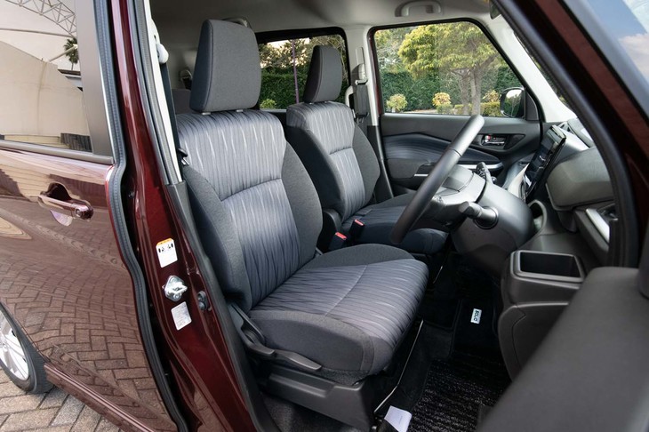 シート表皮はグレーミックスの布地に光沢のあるラインをプリント。リビングのソファのような空間を目指したという。