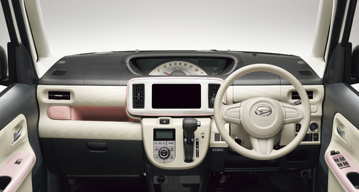 「X“メイクアップSA II”」のインテリア。自発光式大型1眼センターメーターを装備する。