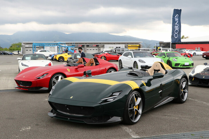 「フェラーリ・モンツァSP1」（手前）と「モンツァSP2」（奥）。2018年9月に発表された新たな限定車シリーズ「Icona（イーコナ）」の第1弾モデルで、今回のイベントではSP1とSP2が顔をそろえることとなった。車名の“1”と“2”は乗車定員を示すもの。メカニズムや性能は共通だが、シートなどが省かれるため車両重量はSP1のほうが20kg軽量となり、1500kgとされている。