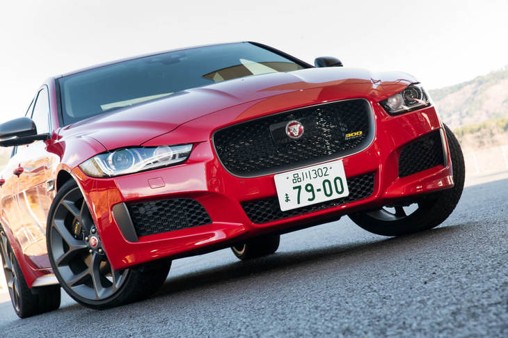 エクステリアでは、フロントグリルサラウンドやウィンドウサラウンド、サイドベント、サイドシル、ミラーキャップなど、各所がダークサテングレーでコーディネートされている。