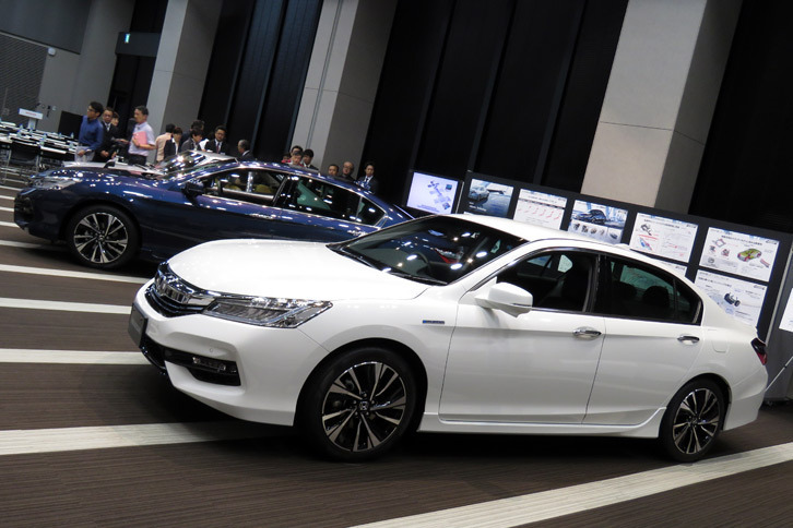 展示車のボディーカラーは、手前が「ホワイトオーキッド・パール」、奥が新色の「ディープオーロラ・メタリック」。