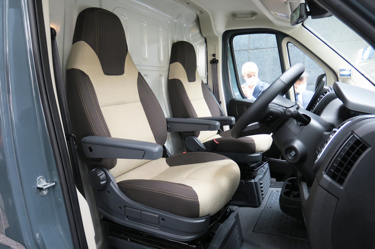 フロントシートは180°回転が可能。荷室との仕切りはボルト止めで、仕様に応じて外すことができる。