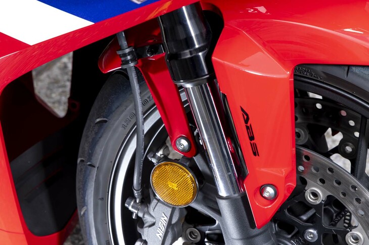 サスペンションは、前がインナーパイプ径41mmのショーワ（日立アステモ）製SFF-BP倒立フロントフォーク。後ろがロッドサイズ14mmの直押し式モノショックで、プリロードアジャスターが備わっている。