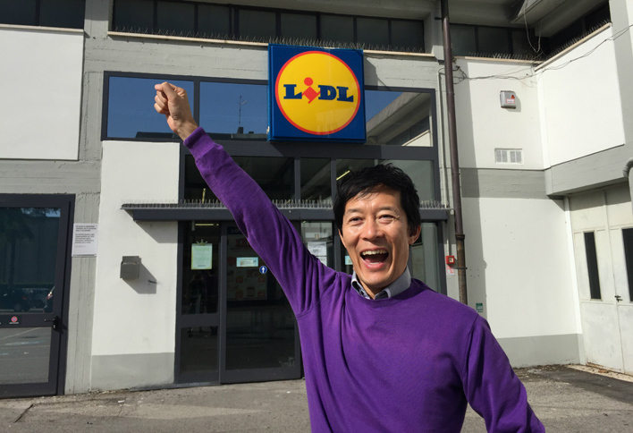 ドイツ系のディスカウントスーパー前で、買い物前に怪気炎を上げる筆者。