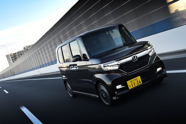 燃費の良さは、セリングポイントのひとつ。「N-BOXカスタム G・EXターボ Honda SENSING」の場合で、25.0km/リッター（JC08モード）を記録する。