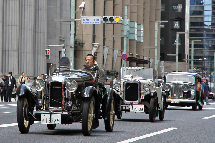 先頭から1929年「アミルカーCGSs」、1936年「オースチン・セブン アロー」、そしてこのイベントの常連である法政大学体育会自動車部所有の1948年「ジャガー3-1/2リッター サルーン」。