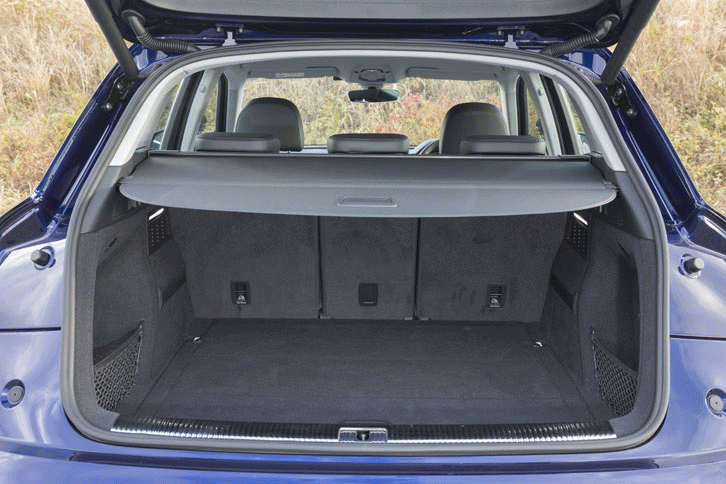 「アウディQ5」の荷室容量は、550～1550リッター。3分割式の後席を倒すことで、さまざまな荷物に対応する。（写真をクリックすると荷室のアレンジが見られます）