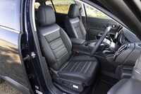 シート表皮はダークブルーのナッパレザーとブラックのパーフォレーテッドレザーの組み合わせ。高密度のウレタンフォームを採用し、中央部にはウレタンを重ねて使っている。