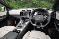 一流のホテルやレストランが立ち並ぶパリの通りにちなんで名づけられた「RIVOLI（リボリ）」インテリア。ダッシュボードやドアパネルにはパールホワイトのキルティングレザーが大胆に使われる。