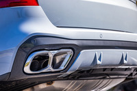 パワートレインを「スポーツ」や「スポーツプラス」モードにすれば、V8ユニットらしい低音の効いた迫力あるエキゾーストノートが奏でられる。