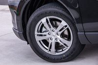 「アレンザLX100」の先代モデルにあたる「デューラーH/L850」が装着された「トヨタ・ハリアー」。トレッドパターンにオフロードモデルのテイストが感じらる。