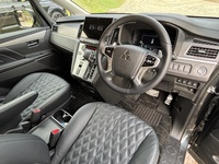 内装は木目調だったパネルを金属調に変更。ディーラーオプションの11インチナビゲーションも大きさが際立っている。