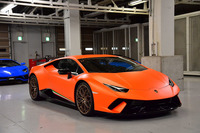 「ペルフォルマンテ」のスタイリング上の特徴となっているフロントスポイラー。その中央には、電動モーターで開閉するフラップが備わっている。