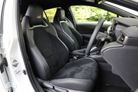 ヘッドレストに「GR」のエンブレムが備わる「プレミアムスポーツフロントシート」。コーナリングでの強い横Gに対して体をしっかりサポートするよう、サイドサポートの形状と硬度が最適化されている。