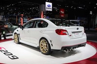 「S209」のリアまわりは、大きなドライカーボン製リアウイングや4本出しのエキゾーストパイプが目を引く。