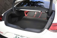 トランクルームの容量は490リッター。FR車の「CLS220dスポーツ」と比べると30リッター小さくなっている。リアのシートバックは40：20：40分割で倒すことができる。