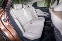 後席の居住空間は先代よりも広い。カップルディスタンス（前席のピップポイントから後席の同ポイントまでの距離）は50mm伸ばされ、1000mmとなった。写真の内装色は「フロマージュ」と呼ばれるもの。