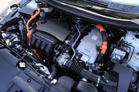 ボンネット下には、最高出力105psの1.5リッター直4エンジンや、駆動用と発電用の2つのモーターなどをまとめて搭載している。