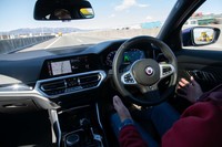 高速道路でのハンズオフ機能付き運転支援システムを標準装備。事前に設定しなくても使える条件が整うとステアリングスポーク上のランプで知らせてくれる。今回の試乗でも道路工事の現場で利用できた（写真）。