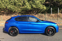 気を取り直して「トナーレ」の兄貴分にあたる「ステルヴィオ2.0ターボQ4ヴェローチェ」に試乗。実は日本上陸直後に乗って以来ご無沙汰で、ステルヴィオのステアリングを握るのは4年半ぶりだった。