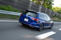 試乗車のボディーカラーは「Rライン」専用の「ラピスブルーメタリック」。従来は「ゴルフR」などのスペシャルモデルでしか選べなかったカラーだ。